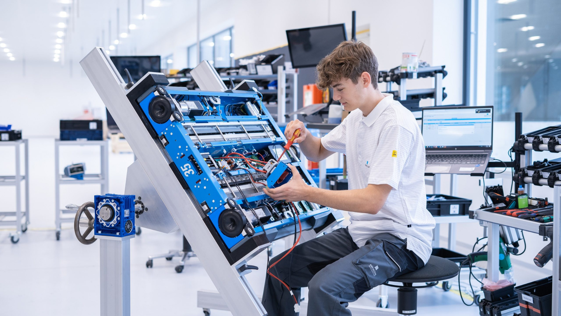 Tại Sao Nên Chọn Ngành Điện Tử Khi Du Học Nghề Đức?